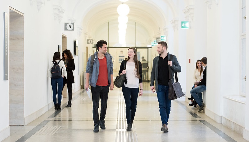 Bild von Studierenden in der Universität Wien